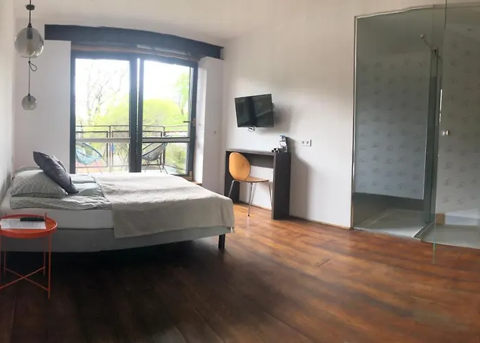 Πανσιόν Black House 88 3*